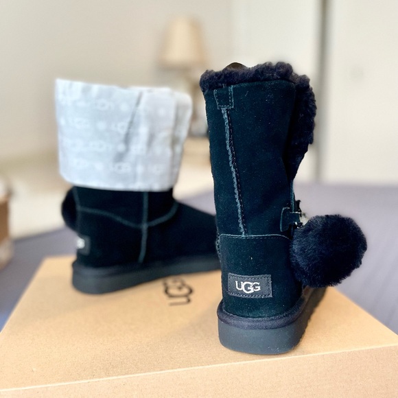 New Ladies UGG Classic Short Charm shoes, size 7, black suede. - Picture 2 of 6